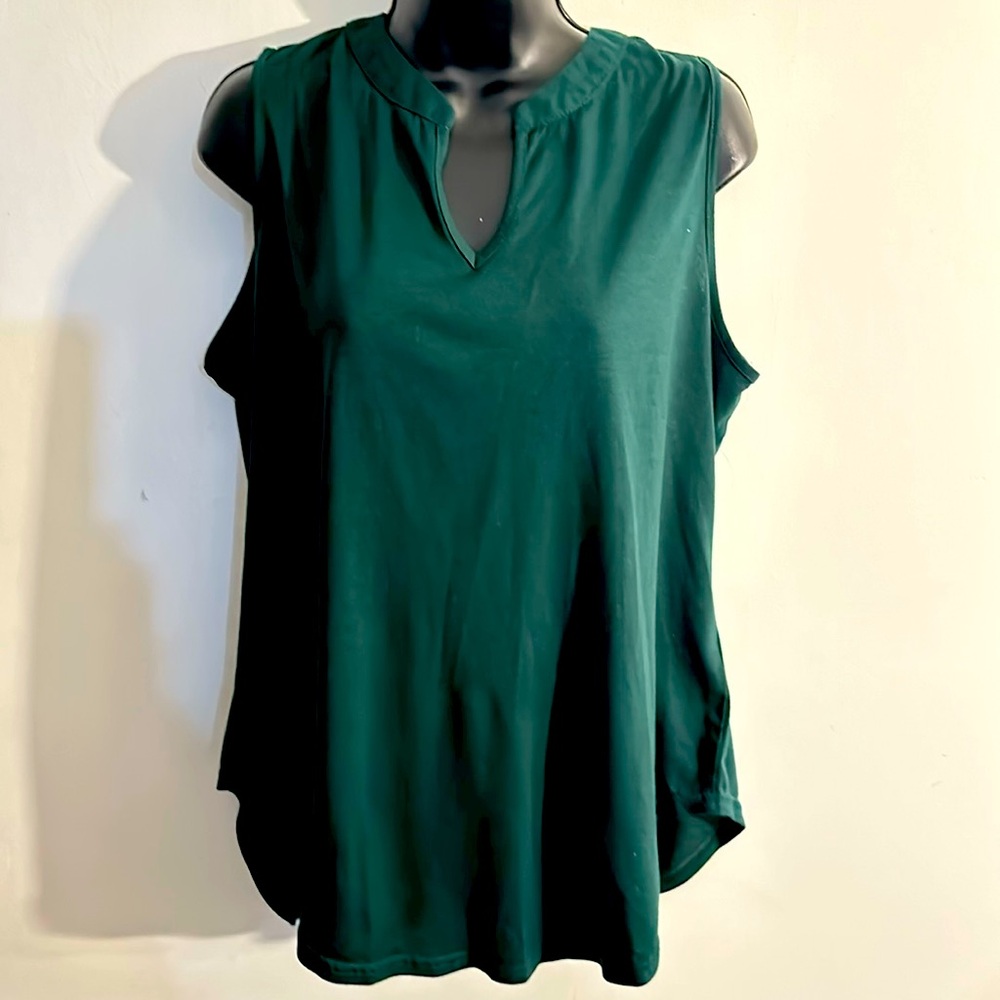 BloomChic 14-16 XL green sleeveless tunic top with vneck notch